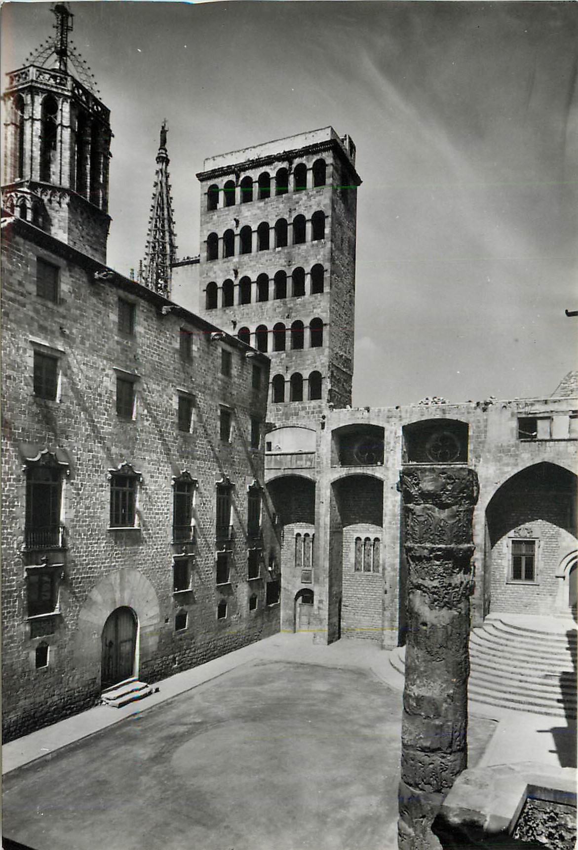 CPM Barcelona (Barrio Gotico) La Plaza del Rey el Archivo de la Corone de Aragon mirador Ilamado del