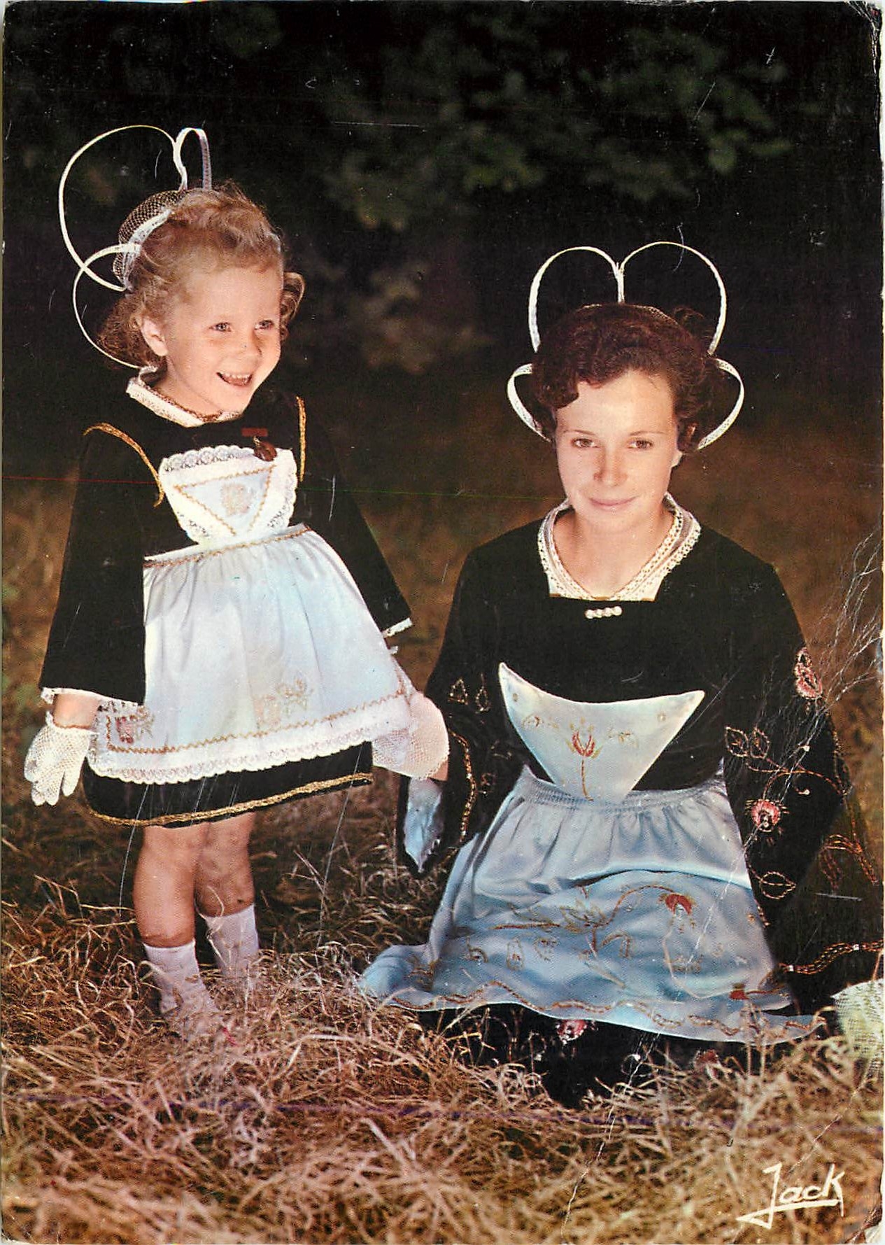 CPM Folklore de Bretagne Costume de Chateauneuf du Faou 
