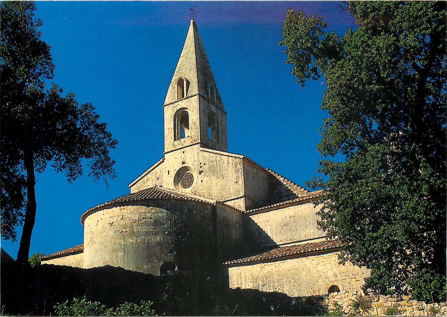 Abbey of Thoronet (Var) — Roman abbey church — Éditions du Patrimoine, Centre des Monuments Nationaux, n° THO 0002