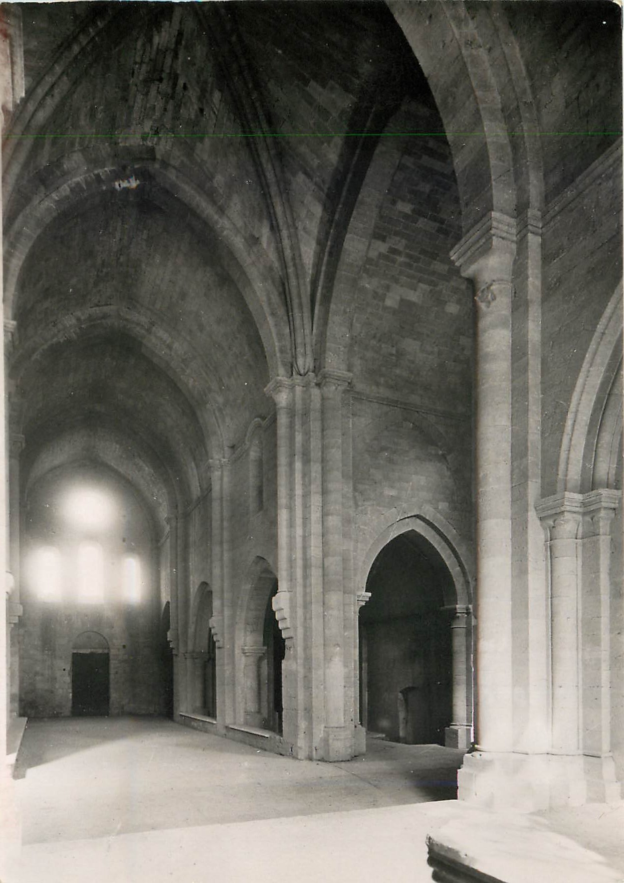 CPM La Roque d'Antheron (B du R) Abbaye de Silvacane (XIIe s) Eglise Nef(Axe E O)