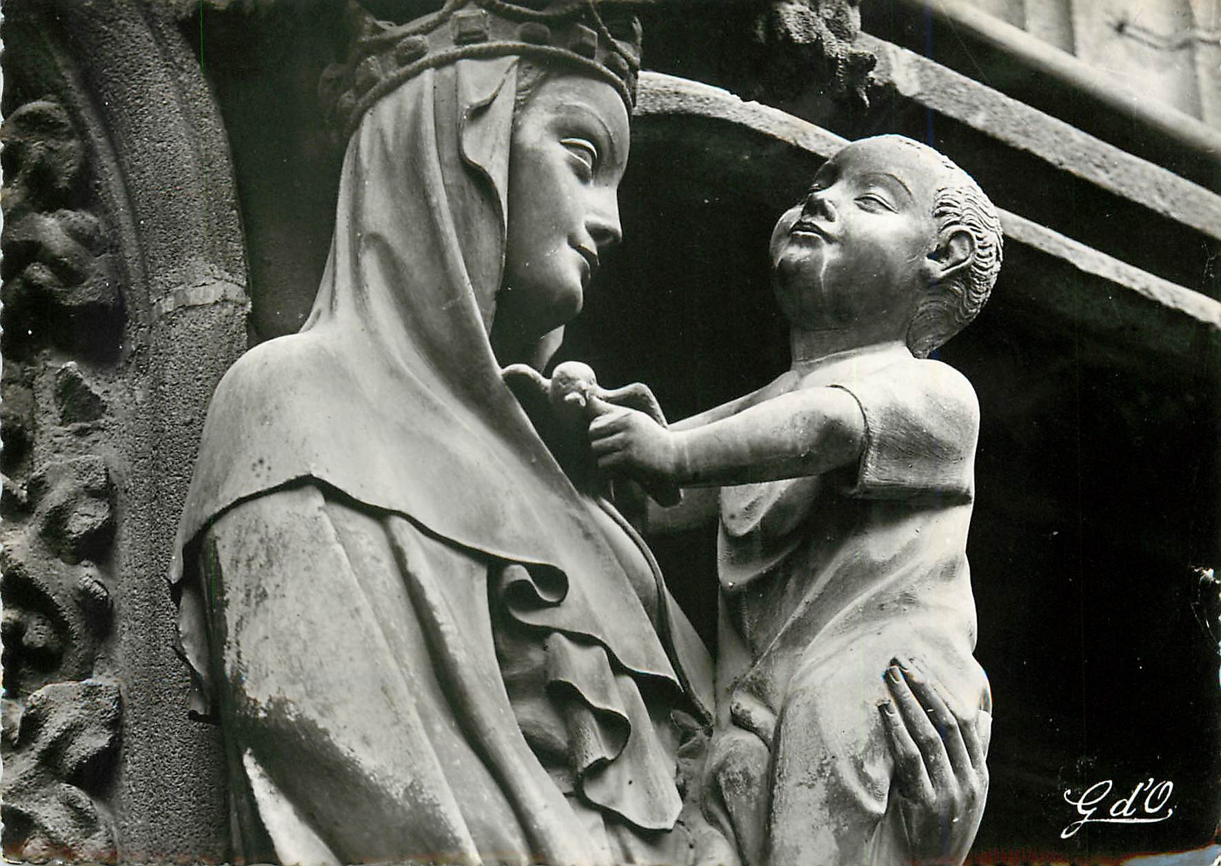 CPM L'Auvergne Riom Eglise du Marthuret la Vierge a L'Oiseau (Marbre du XIVe s)
