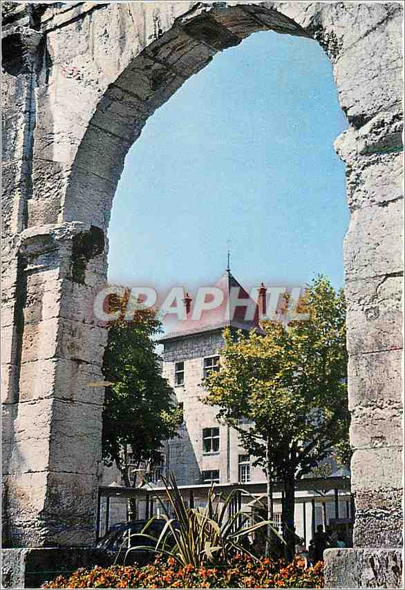 CPM Aix les Bains L'Hotel de Ville vu sous la voute de l'Arc de Campanus