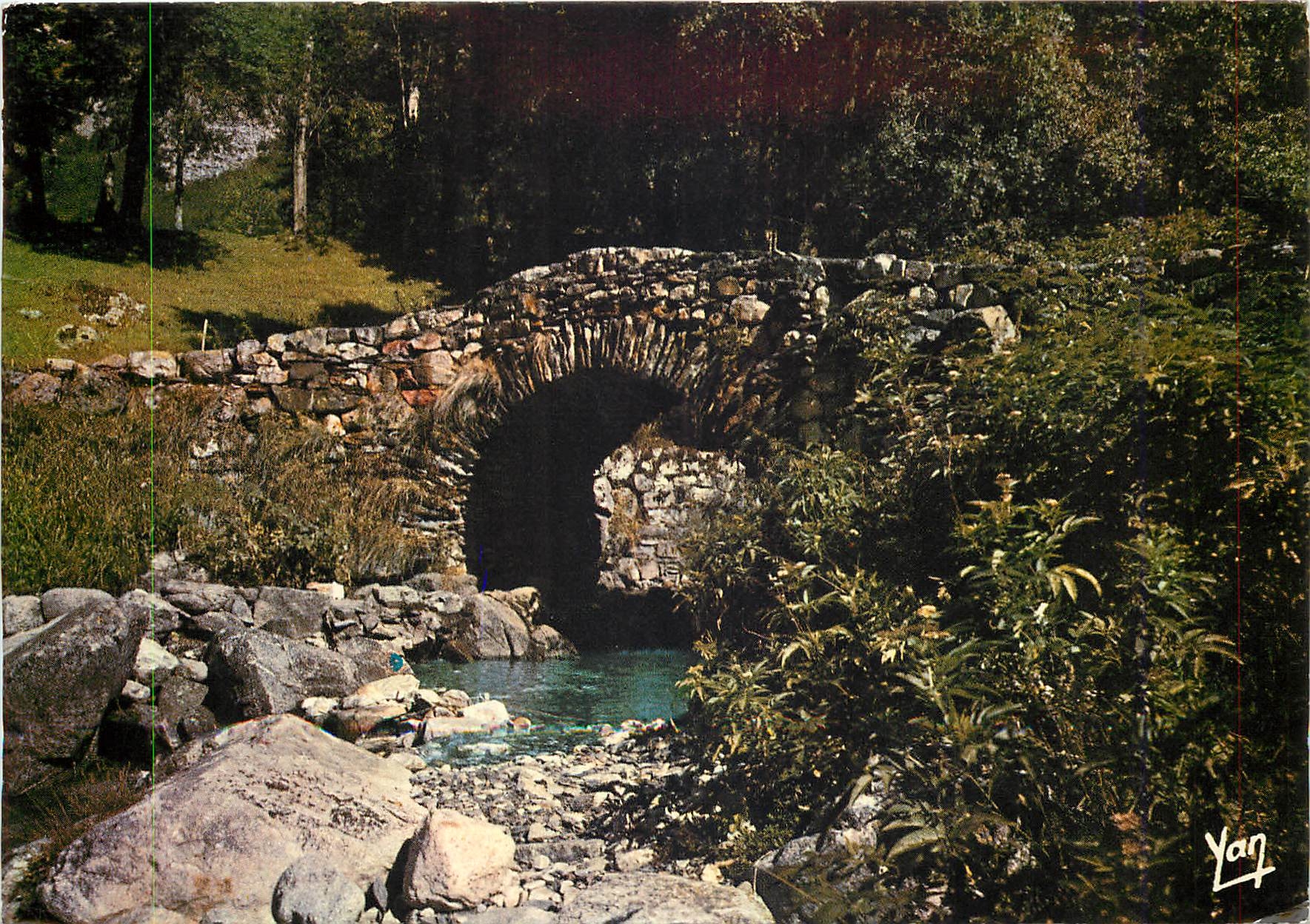 CPM Nos Belles Pyrenees Heas Le Pont tres ancien sur le chemin de la chapelle d'Heas