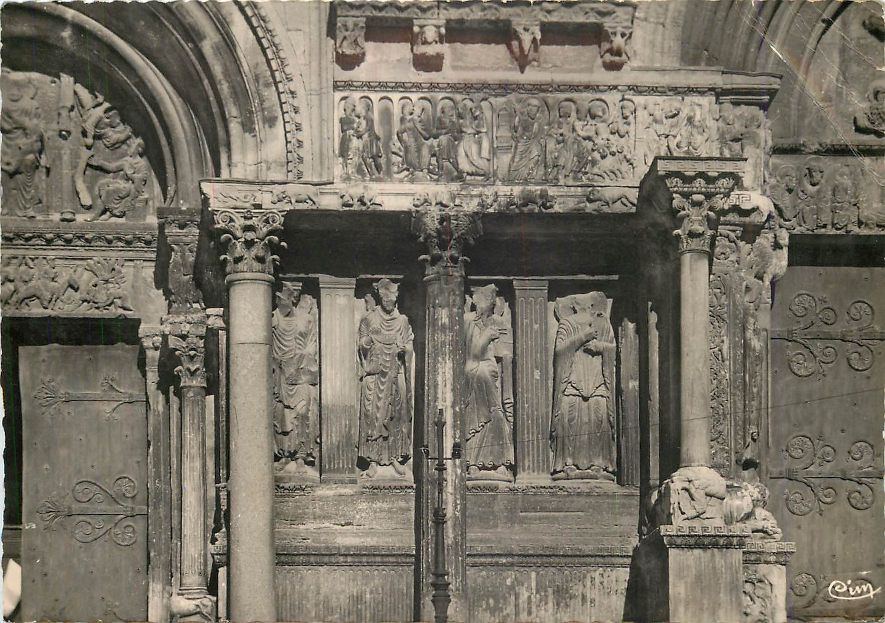CPM St Gilles du Gard (Gard) Eglise Abbatiale (XIIe s) facade Statues cote droit portail central