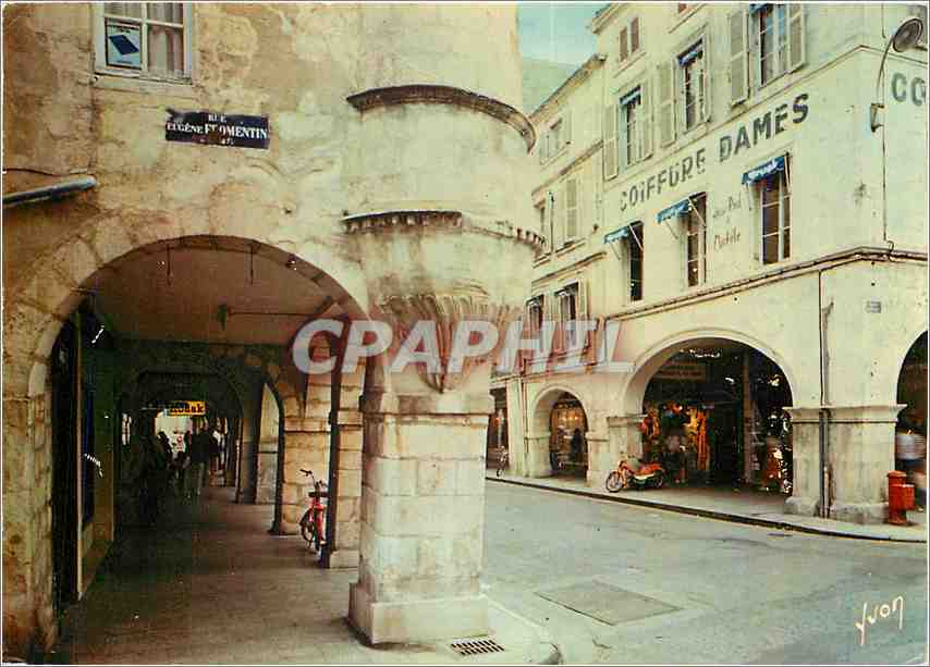 CPM Couleurs et Lumiere de France la Rochelle (Charente Mme) La rue du Palais Coiffure Dames