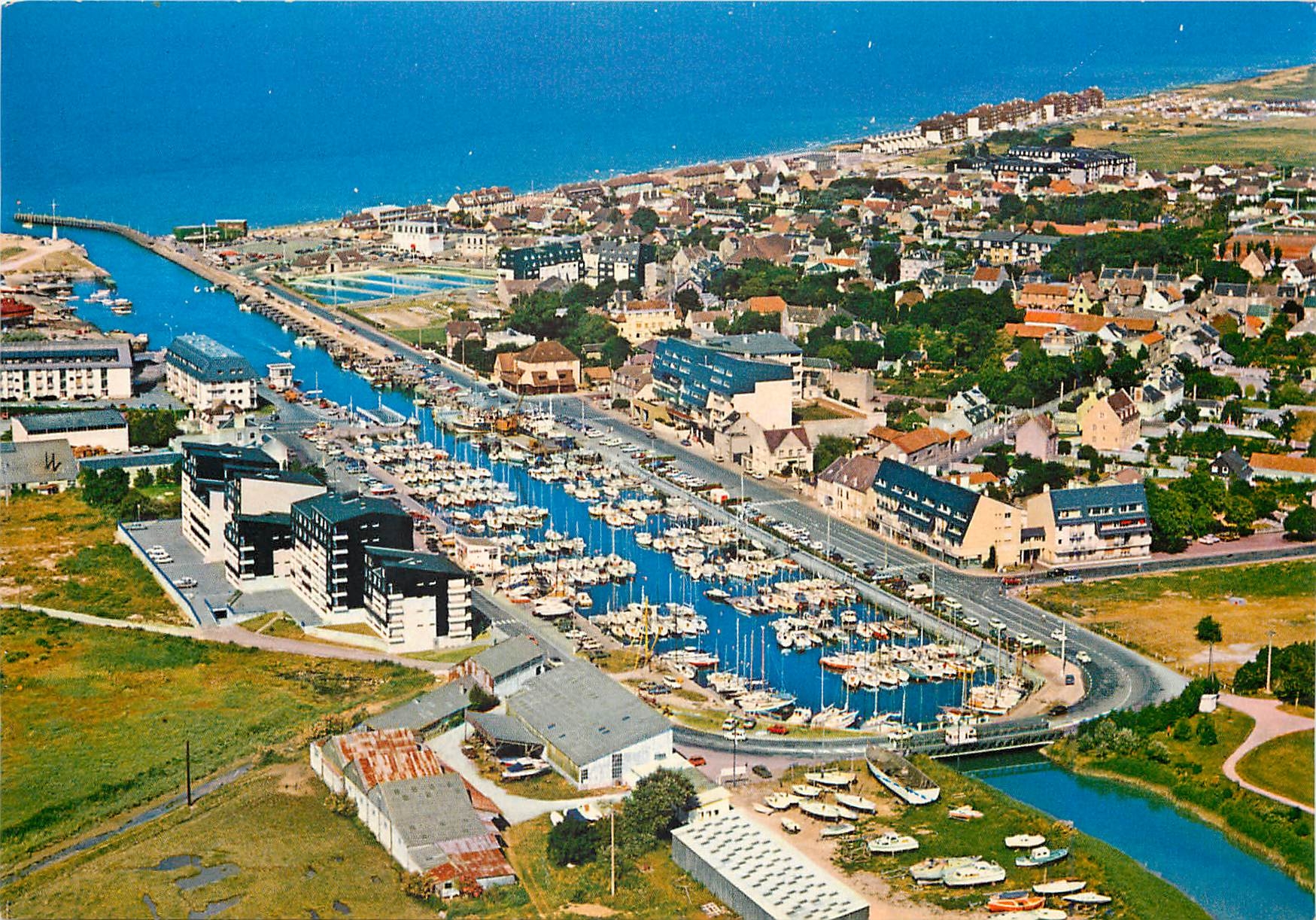 CPM Courseulles sur Mer Le port et le bassin de plaisance