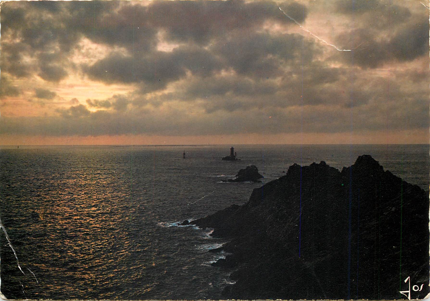 CPM La Bretagne en couleurs Couchr de Solei Sur la Pointe du Raz ou Nul ne passe sans peur ni sans d