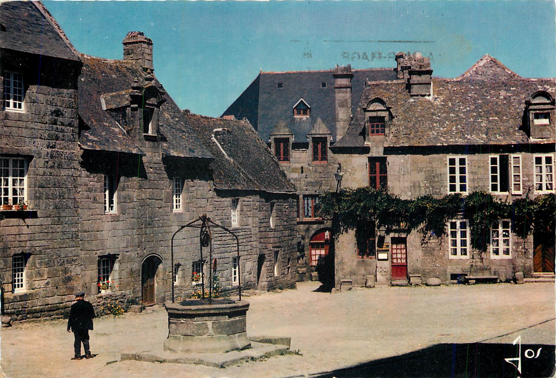 CPM La Bretagne en couleurs Locronana Le bas de la place