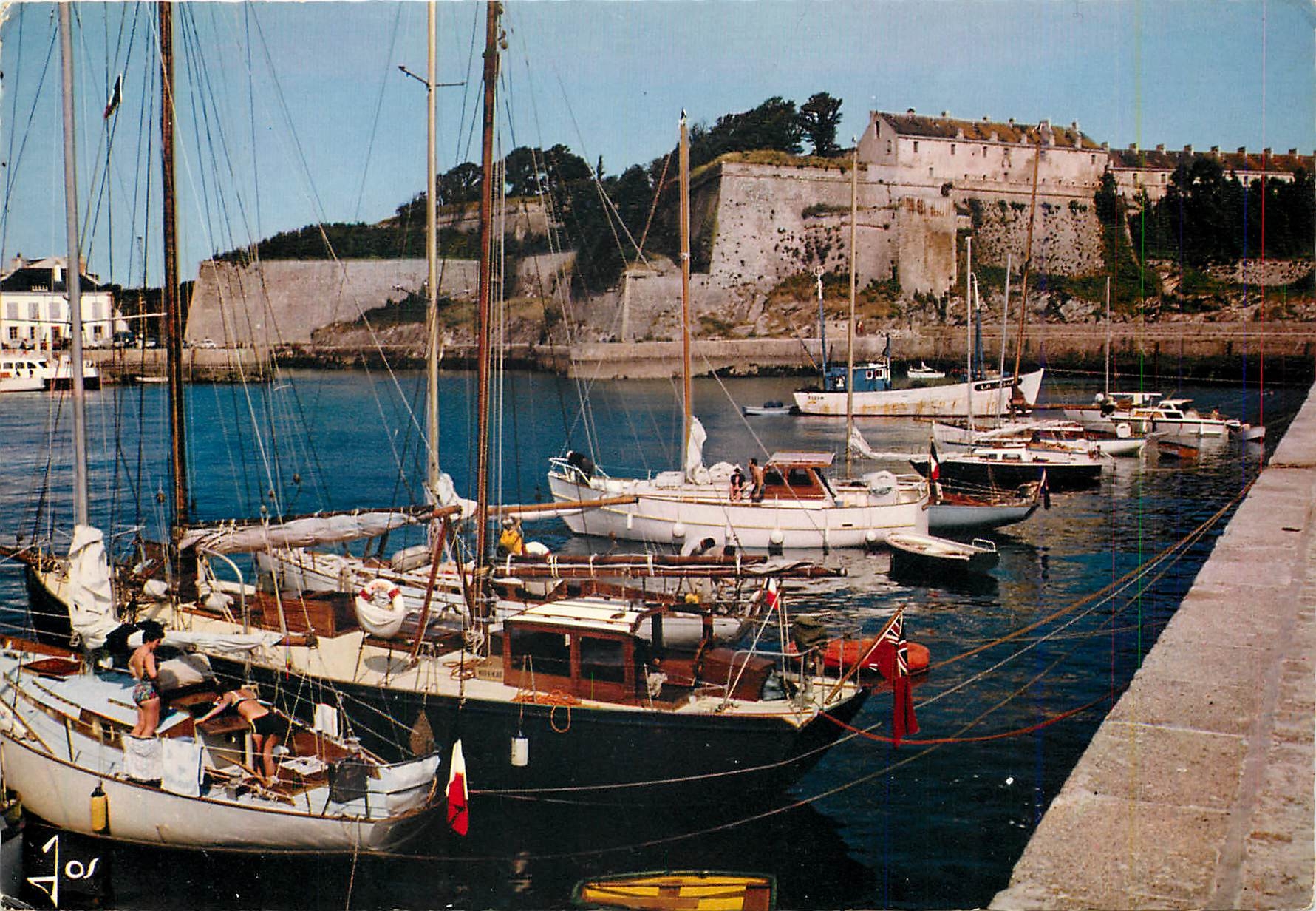 CPM La Bretagne en coueurs Belle ile en Mer (Morbihnan) Bateaux de paisance au palais devant la cita