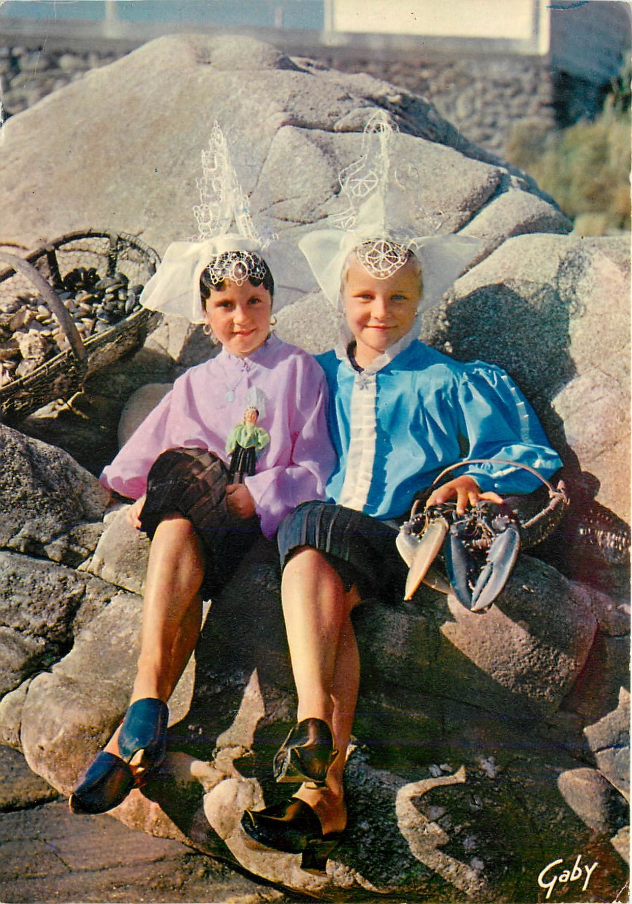 Deux fillettes en costume folklorique — La Vendée — Gaby