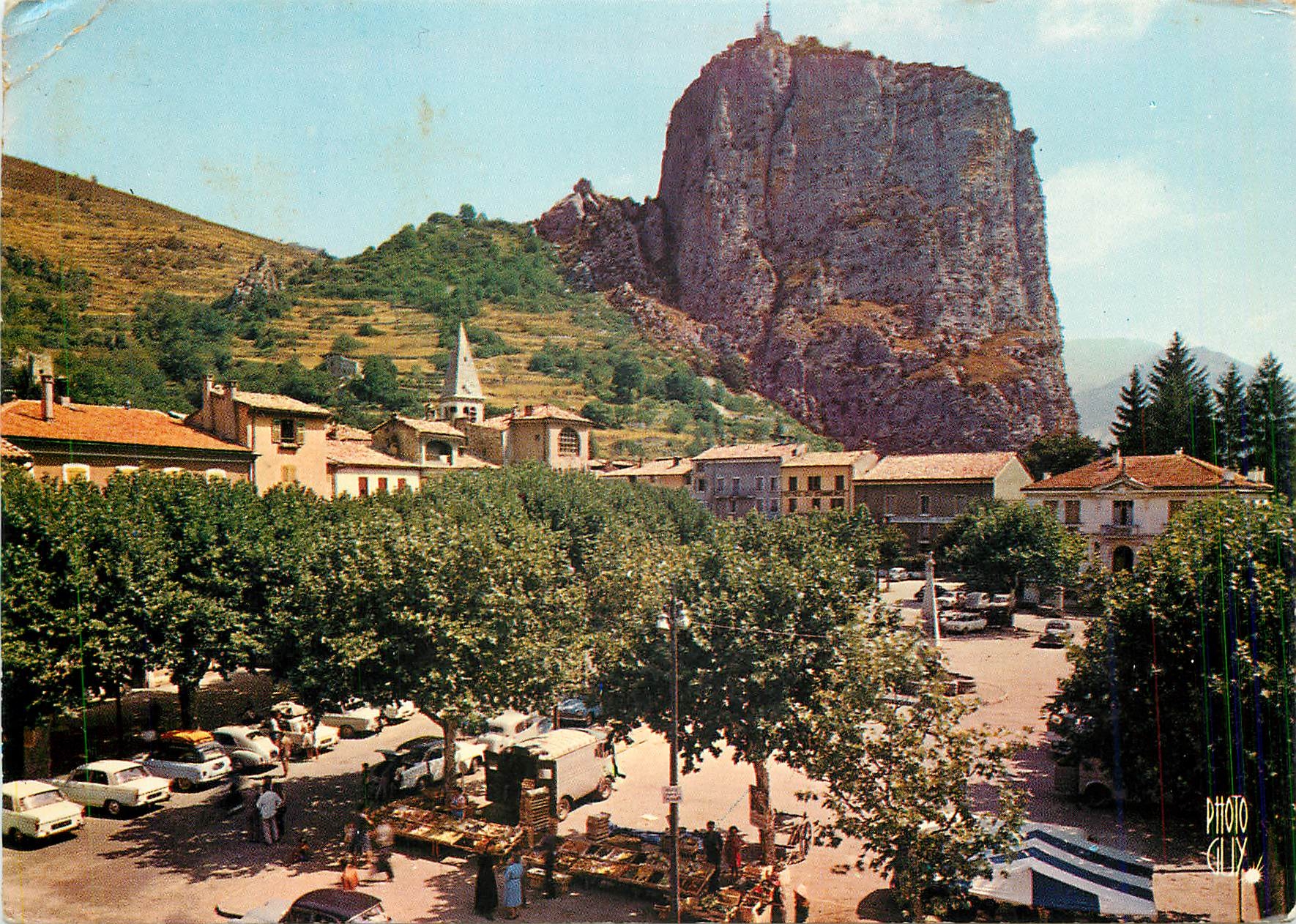 CPM Paysages de France Castellane Basses Alpes ALT 724 m le Roc et N D de Roc dominatnt la ville de 