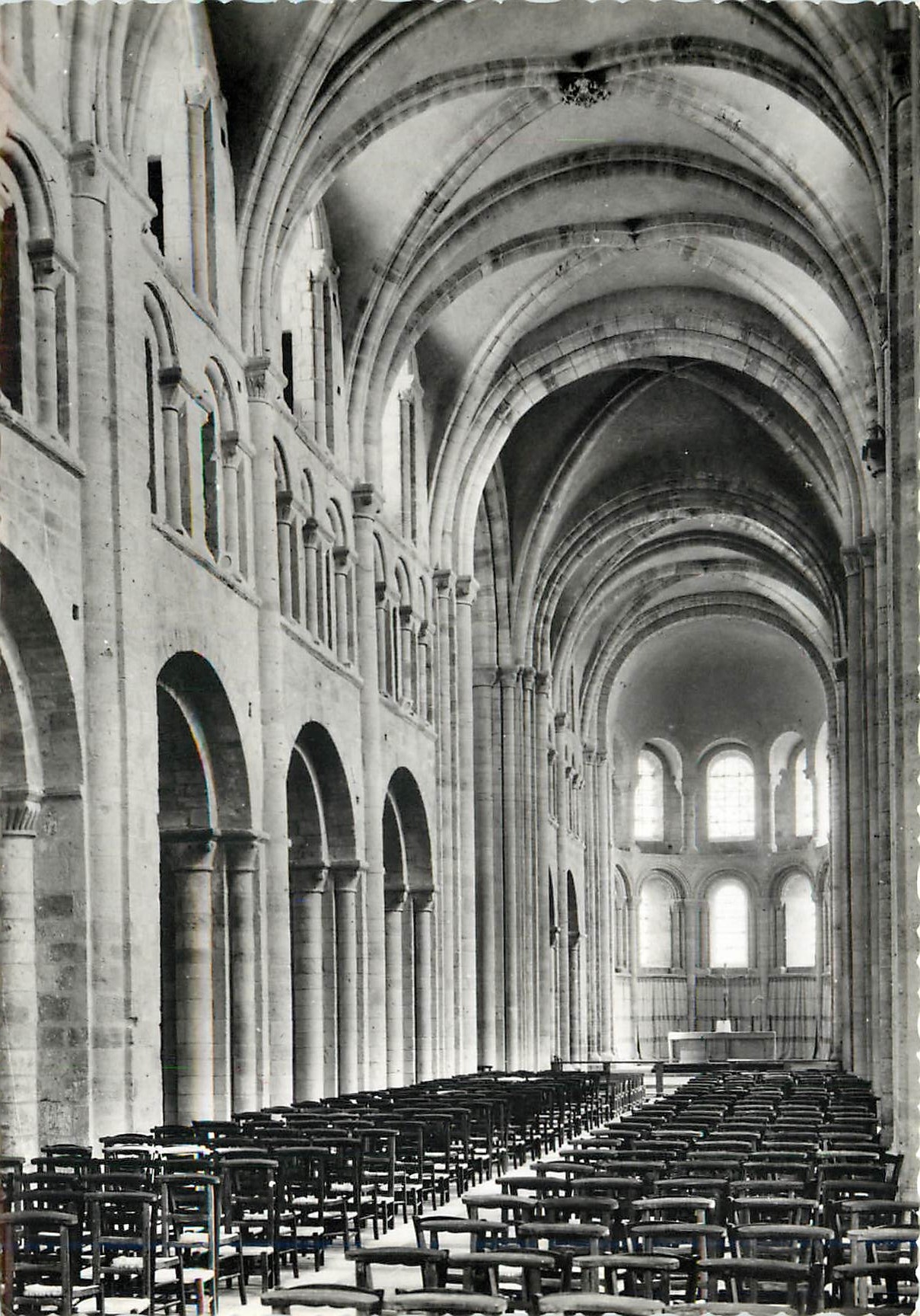 Lessay (Manche) — Église Abbatiale, La Nef (XIe et XIIe siècles) — Bulloz, Paris