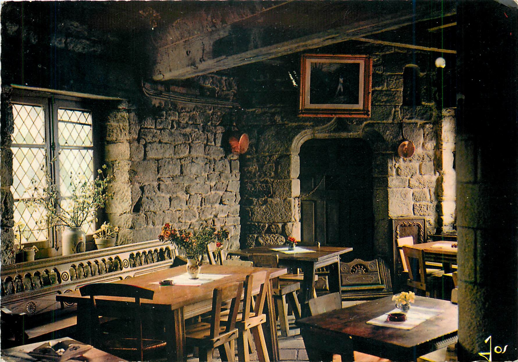 Intérieur d'une maison du bourg — L'Auberge Saint-Ronan — Éditions d'Art N&S, Le Dourguen, Finistère