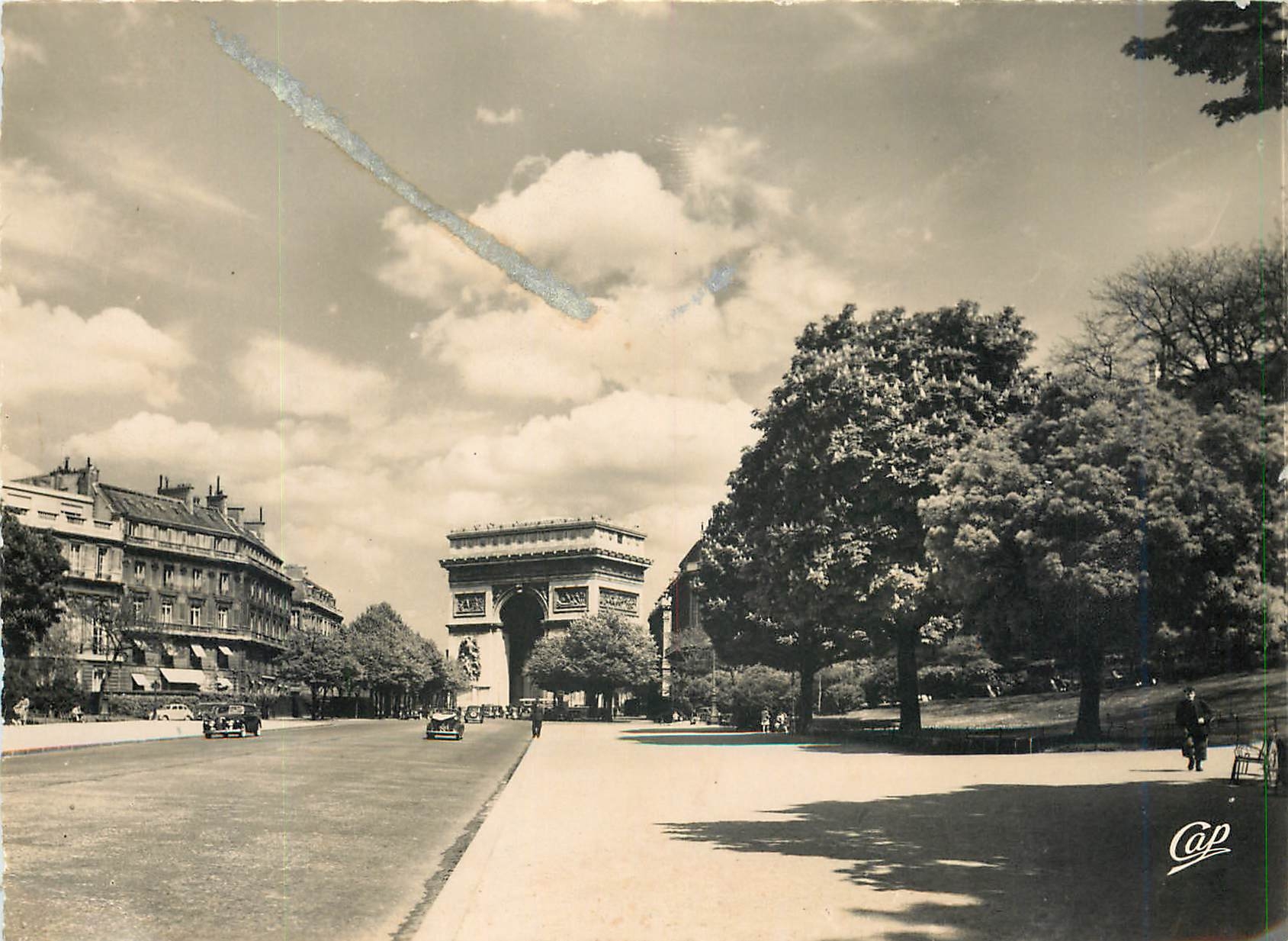 CPM Paris l'Arc de Triomphe et l'Avenue Foch