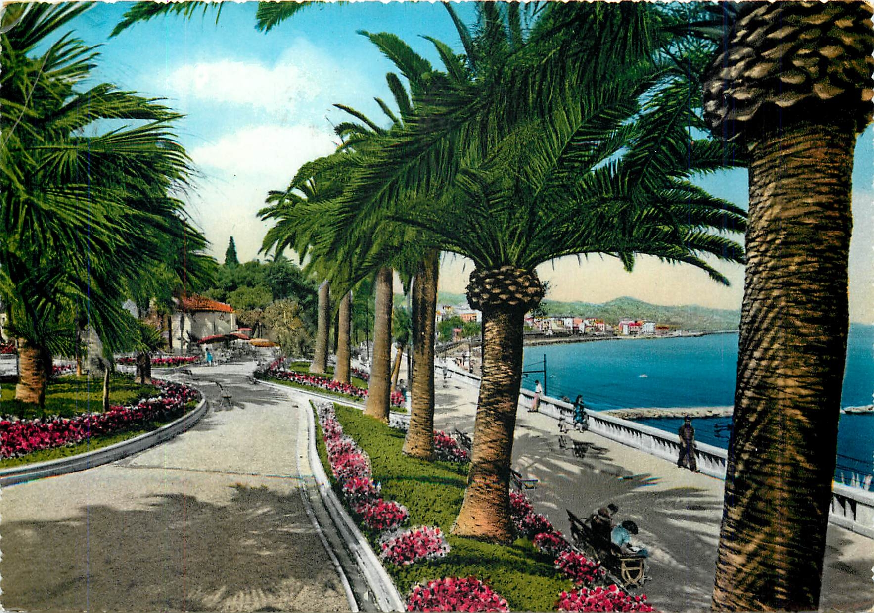 CPM Riveira dei Fiori S Remp Promenade le long de la mer et jardin Imperatrice