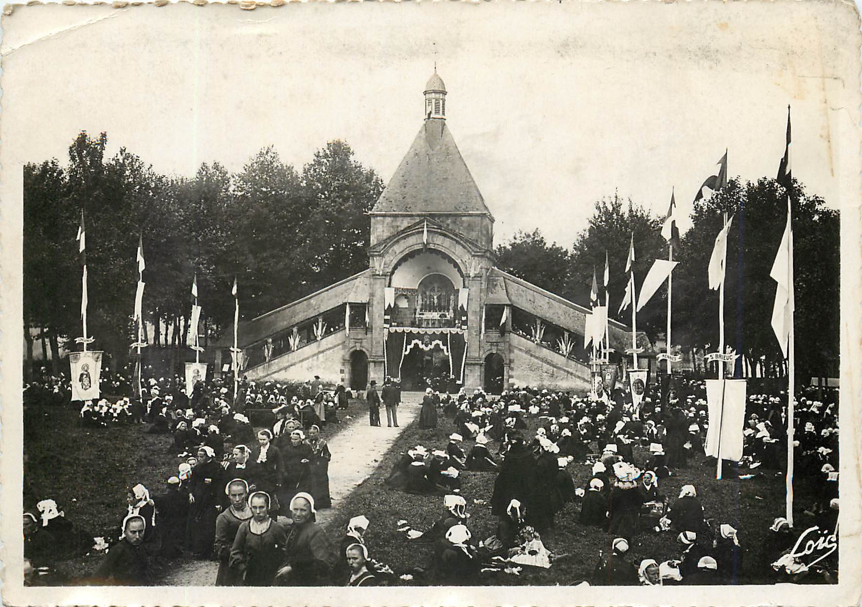 CPM Ste Anne D'Auray La Sacala Sancta Pelerins dans le Champs de l'Epine