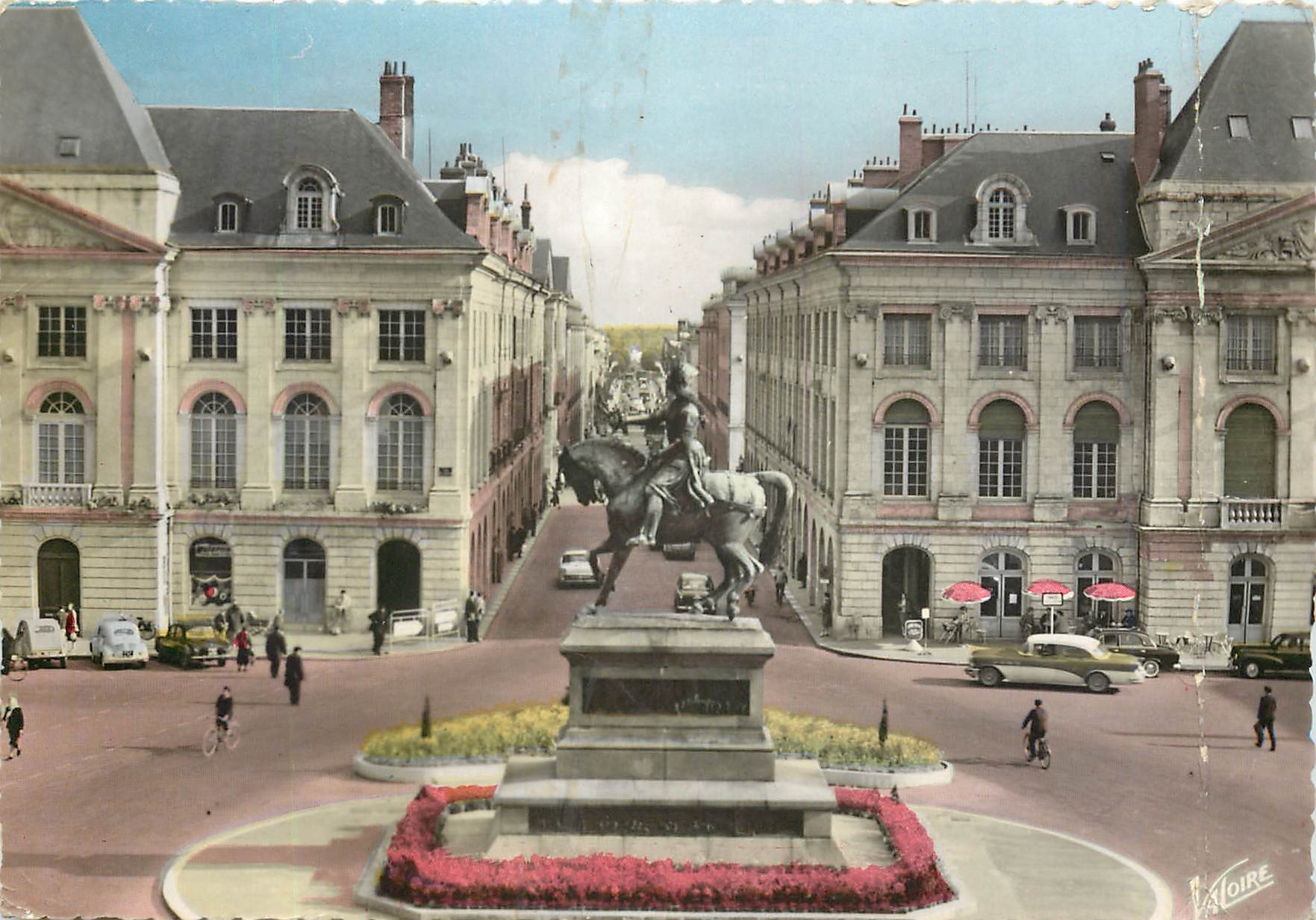 CPM Les Merveilles du Val de Loire Orleans (Loiret) La Statue de Jeanne d'Arc Place du Martroi (Pend