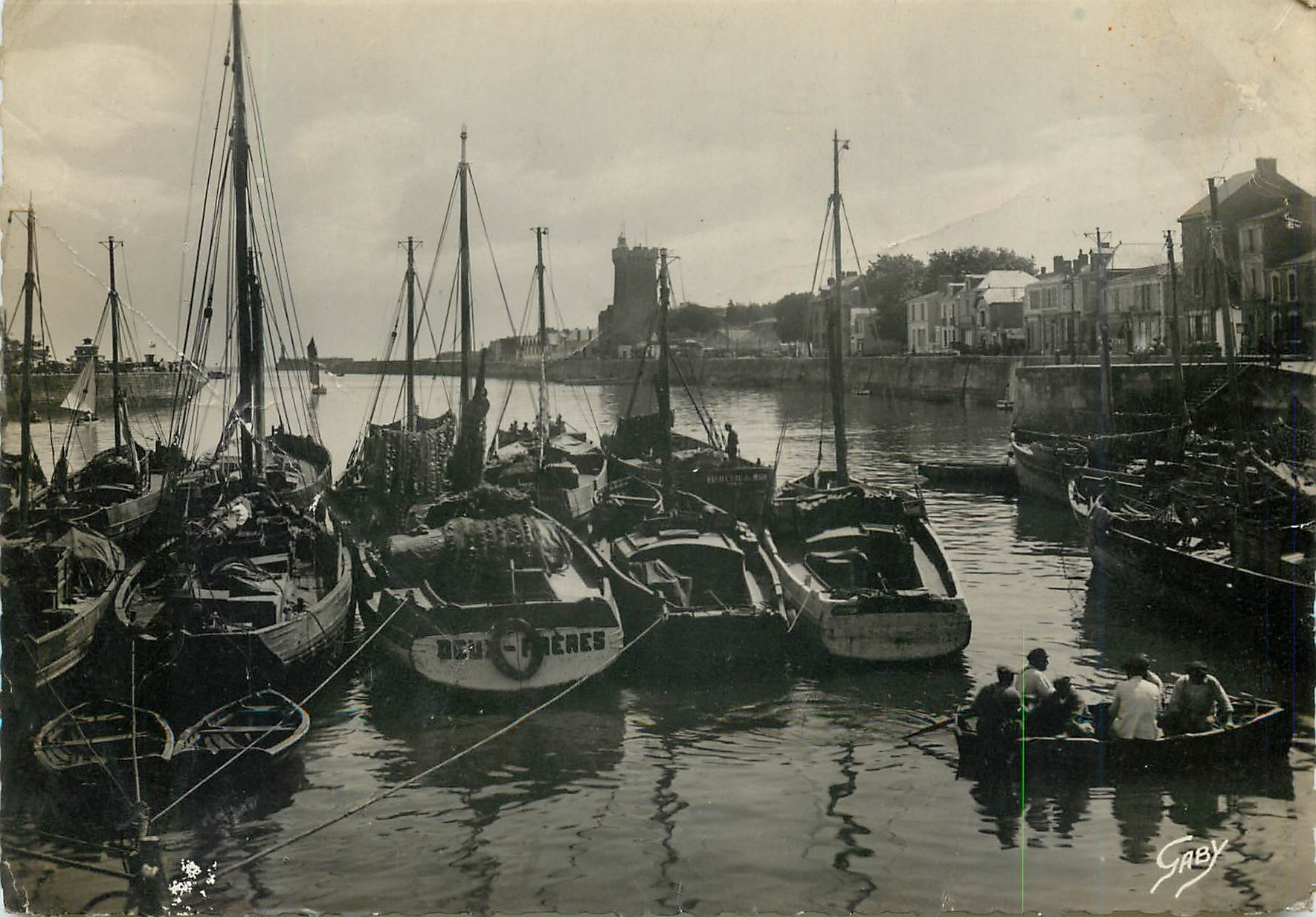 CPM Les Sables d'Olonne (Vendee) Un coin du Port Bateaux
