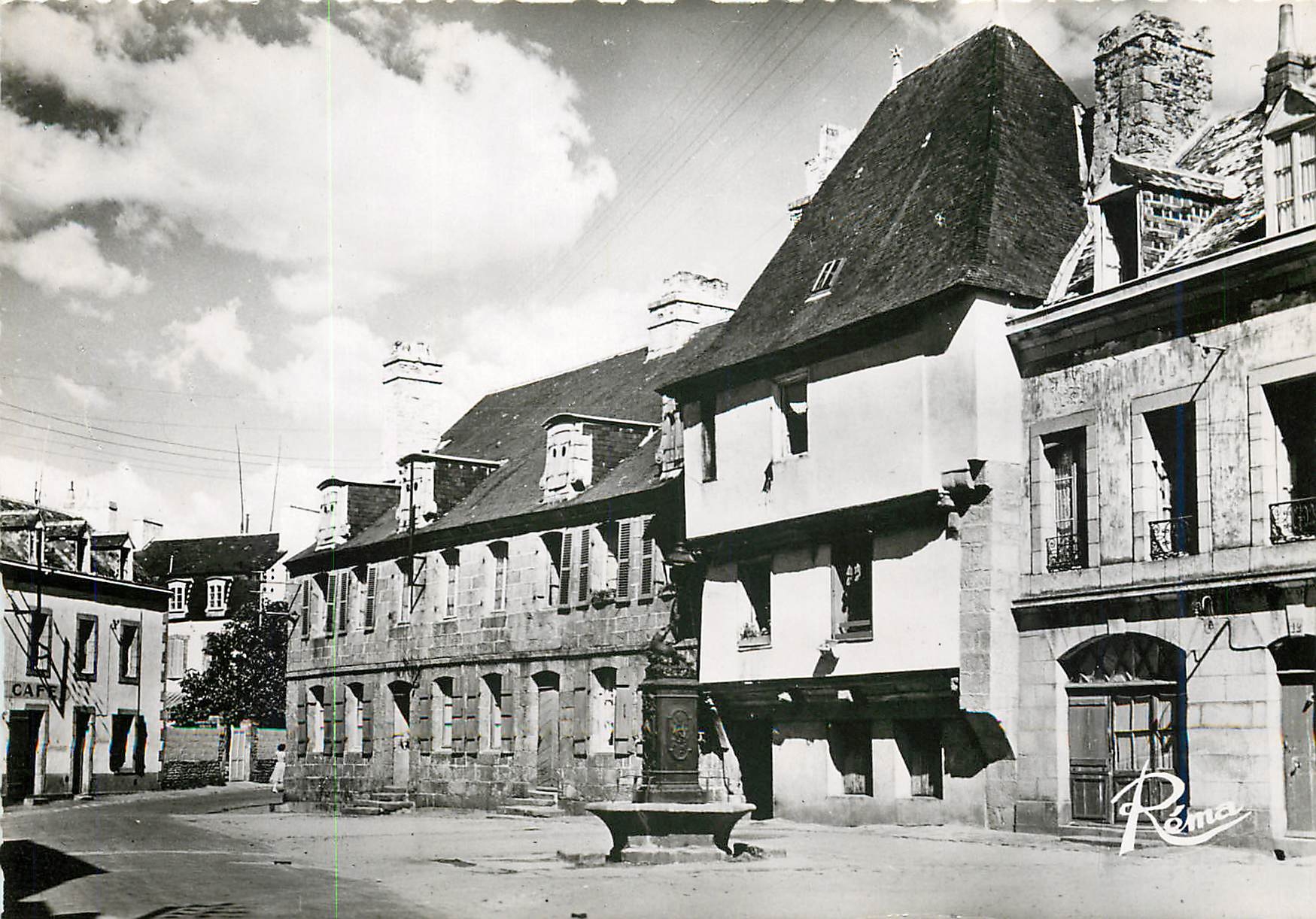 CPM Concarneau (Finistere) La ville Close et  sa Fontaine