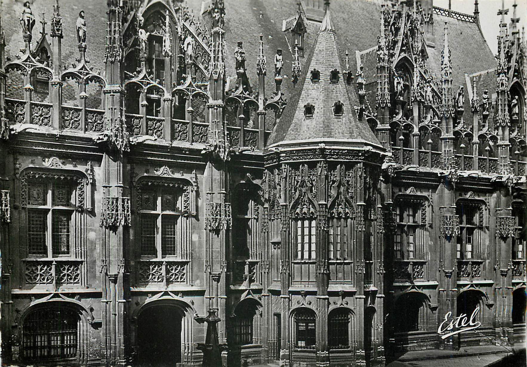 CPM Rouen Palais de la Justice Facade sur la Cour d'Honneur