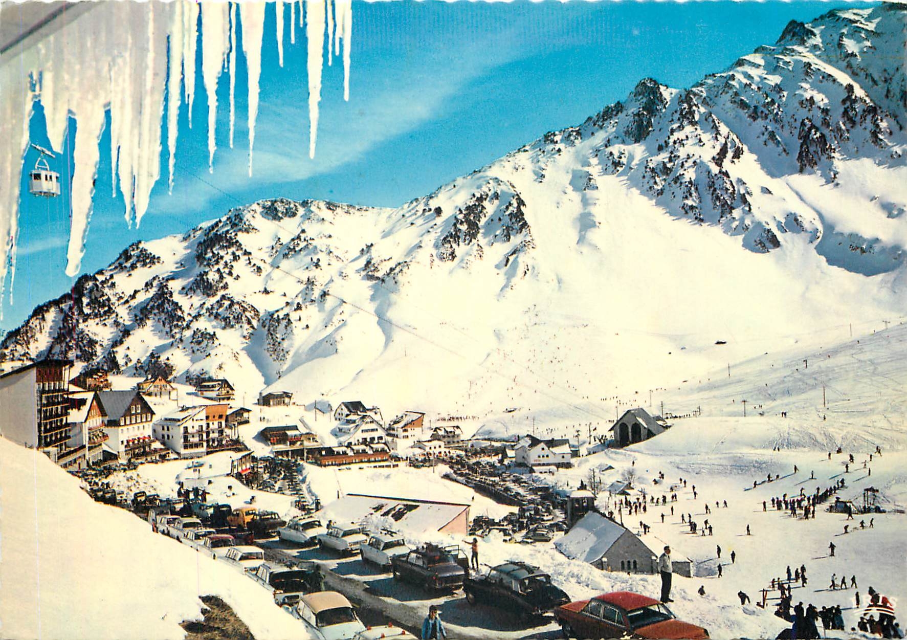 CPM Les Pyrenees La Mongie (alt 1800m) Hautes Pyr Vue sur la Sstation et les pistes