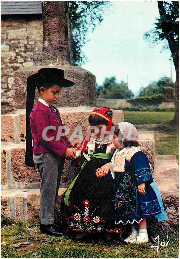 CPM La Bretagne en couleurs Enfants en costume de Pougastel Baoulas Folklore Enfants