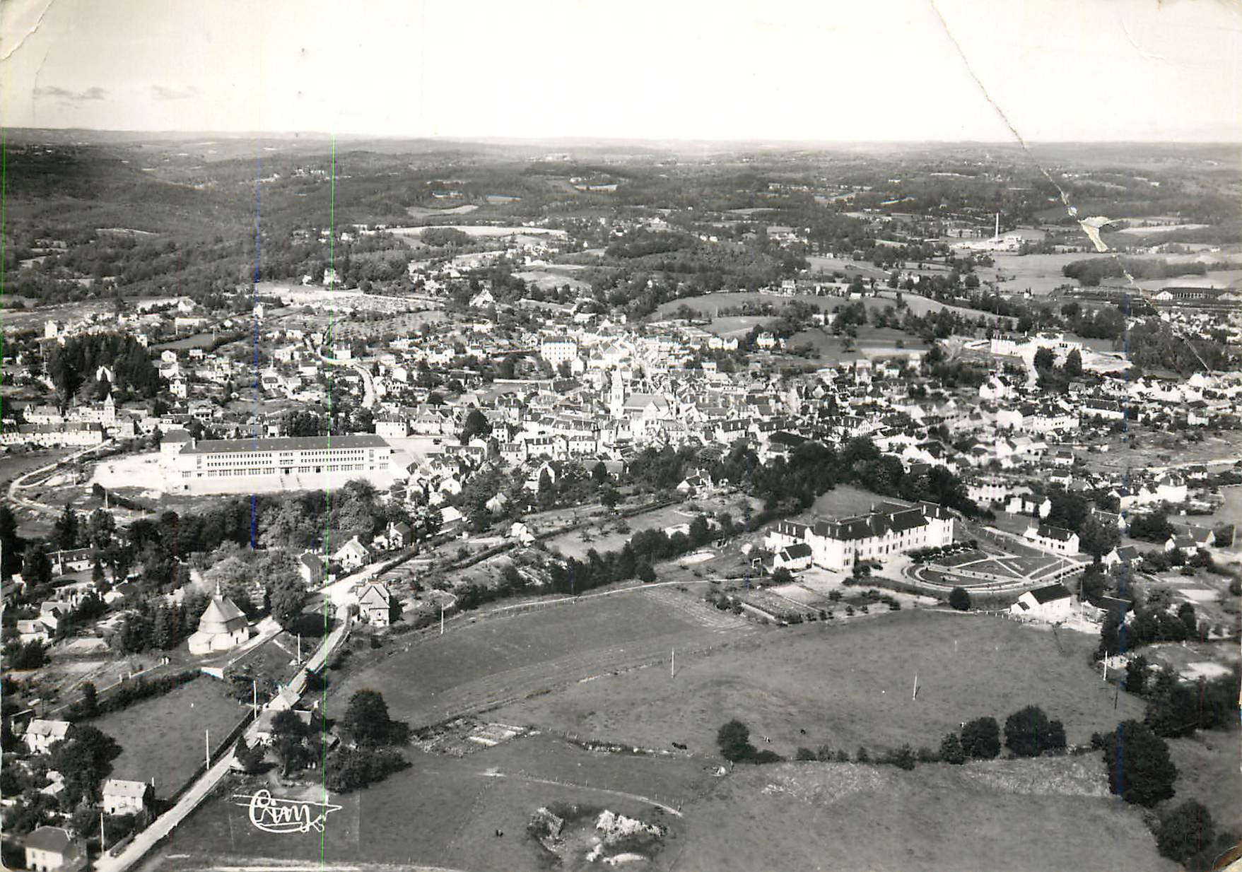 CPM Ussel (Correze) Vue panoramique aerienne a droite l'Hopital a gauche le college