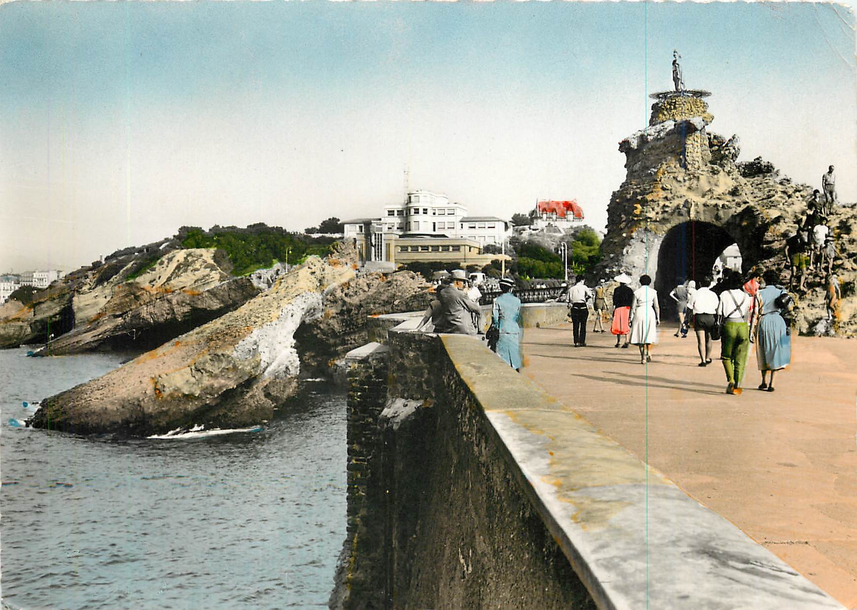 CPM Biarritz Le Rocher de la Voerge et Musee de la Mer