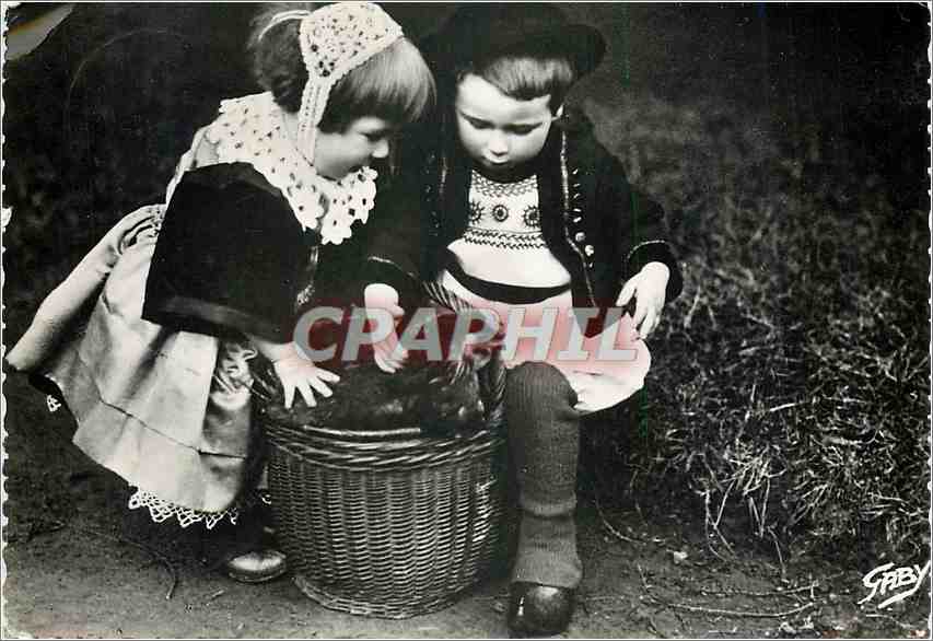 CPM Costumes Bretons Couples de Jeunes Enfants Folklore