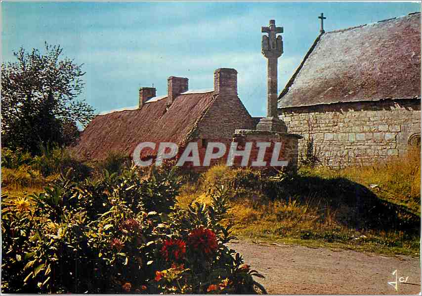 CPM La Bretagne en couleurs Petit village breton ses chaumieres et son clavaire