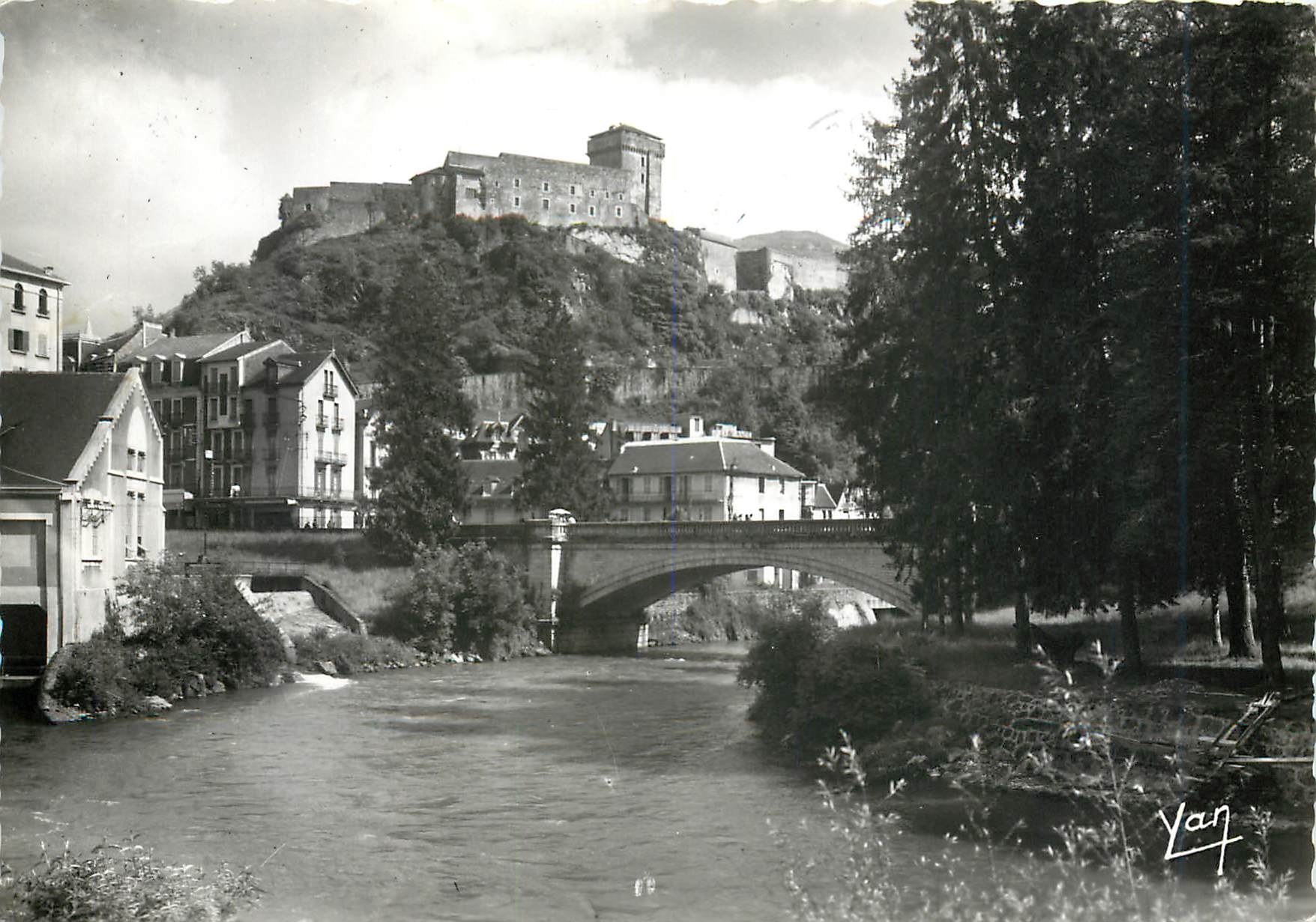 CPM Lourdes le Chateau Fort et la Gave