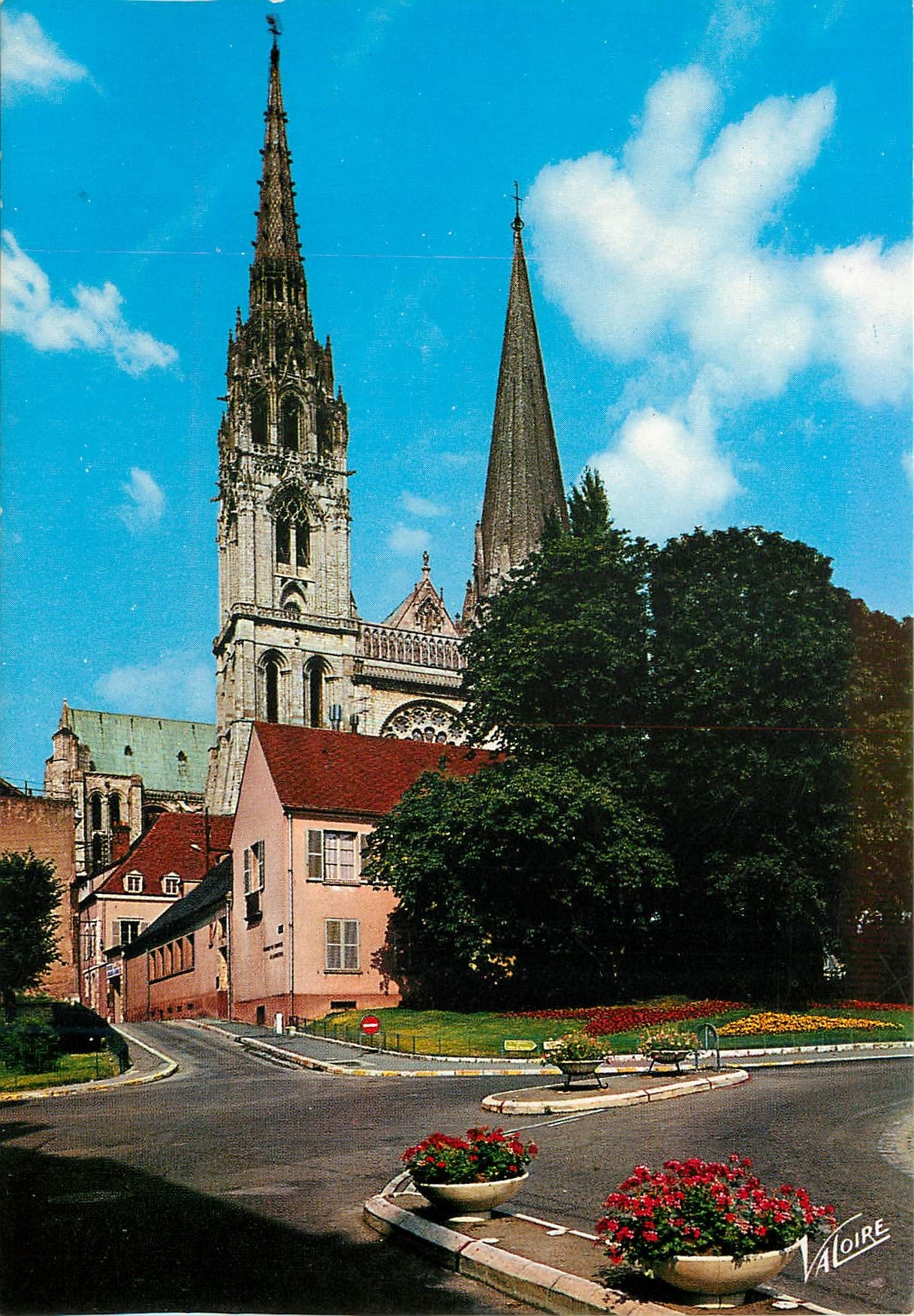 CPM Les Merveille de Chartres (Eure et Loire) La Place Jean Moulin et les Fleches (106 et 115 m) de 