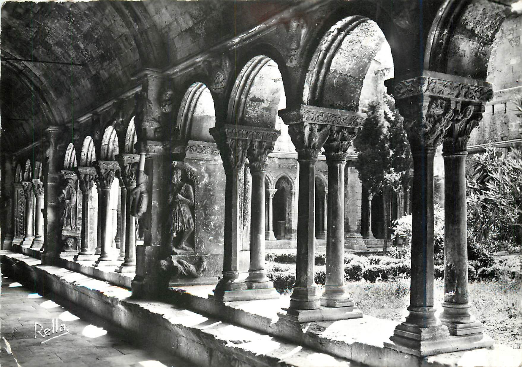 Cloître de l'Église Saint-Trophime — Arles — Photo Rella
