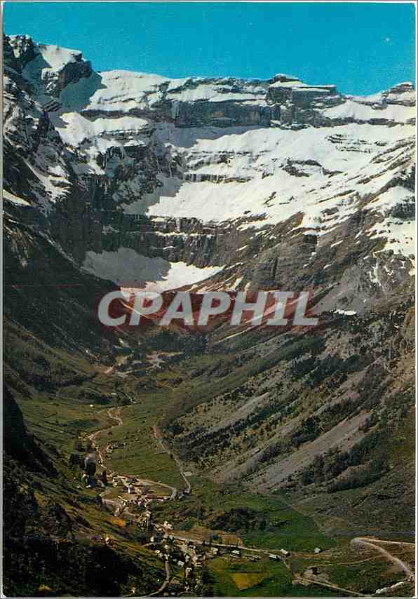 CPM Les Pyrenees Le village et le cirque de Gavarnie (alt 1357 m)