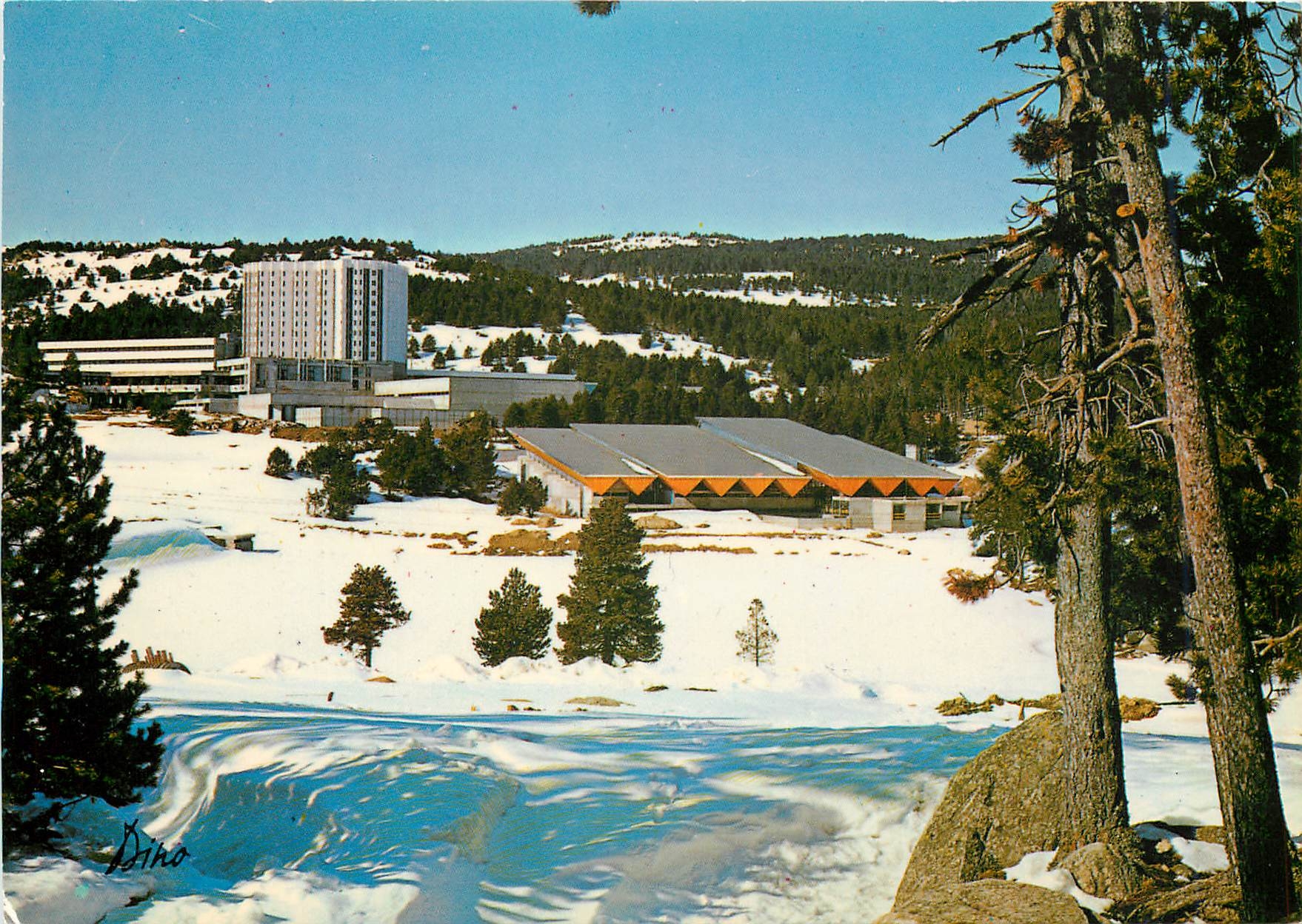 CPM Lumiere et Couleurs de la Cerdagne Font Romeu alt 1800 m Station d'ete et d'hiver le centre pero