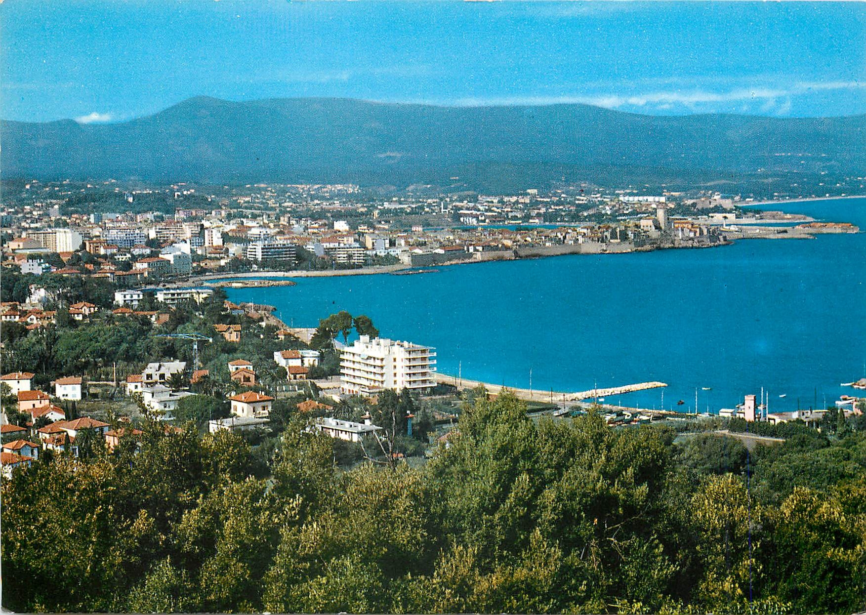 CPM Antibes Vue generale au fond la chaine des Alpes