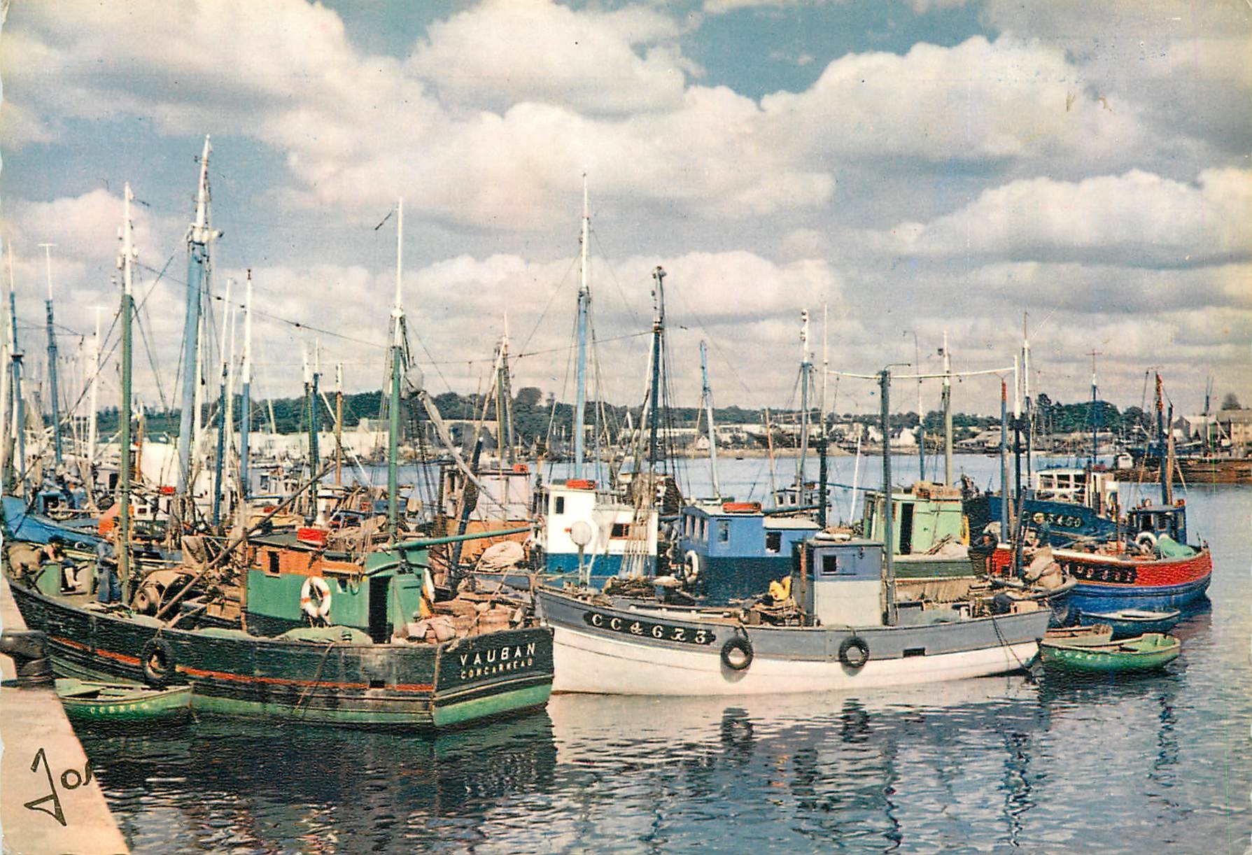 Bateaux dans le port au retour de la pêche — La Bretagne en Couleur, série MX 2157