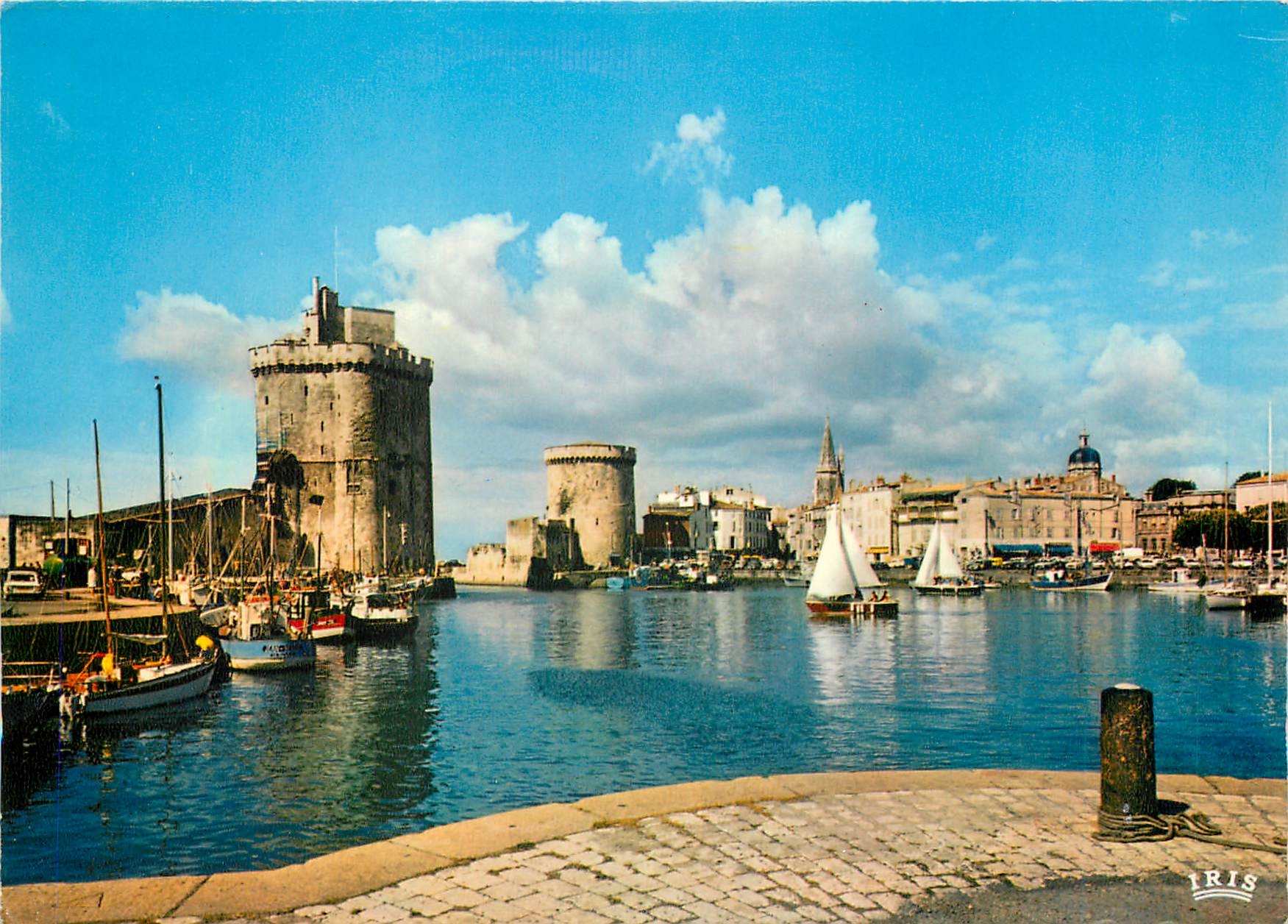 CPM La Rochelle (Charente Mme) Le Port La Tour Saint Nicolas (XIVe s) a gauche et la Tour de la Chai