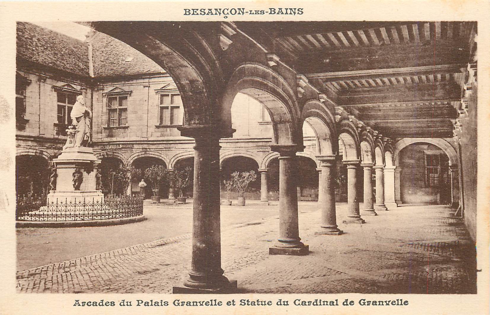 Arcades du Palais Granvelle et Statue du Cardinal de Granvelle — Besançon-les-Bains — Édition du Syndicat d'Initiative de Besançon