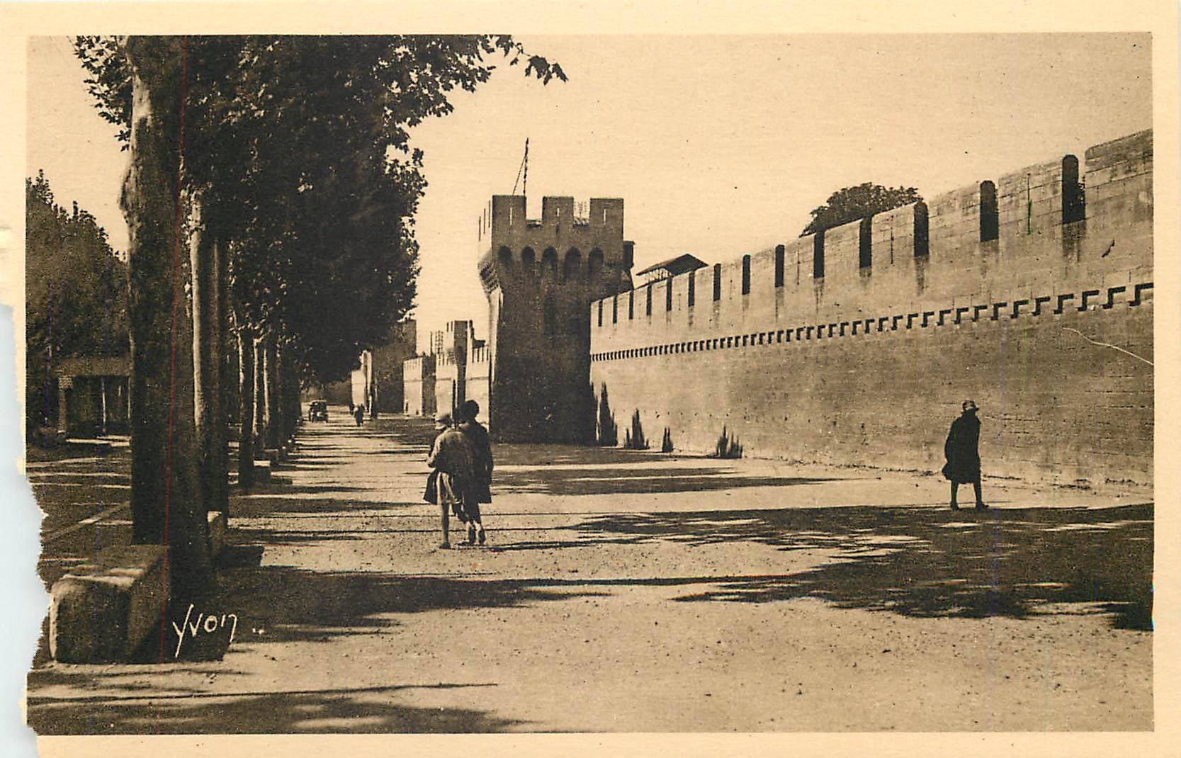 CPA La Douce France Avignon (Vaucluse) Les remparts