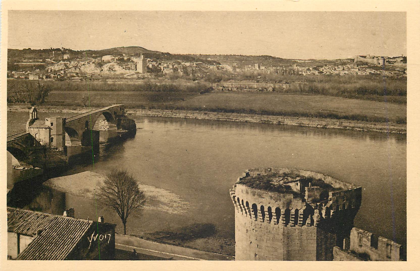 CPA La Douce France Avignon (Vaucluse) Vue panoramique sur Villeneuve les Avignon