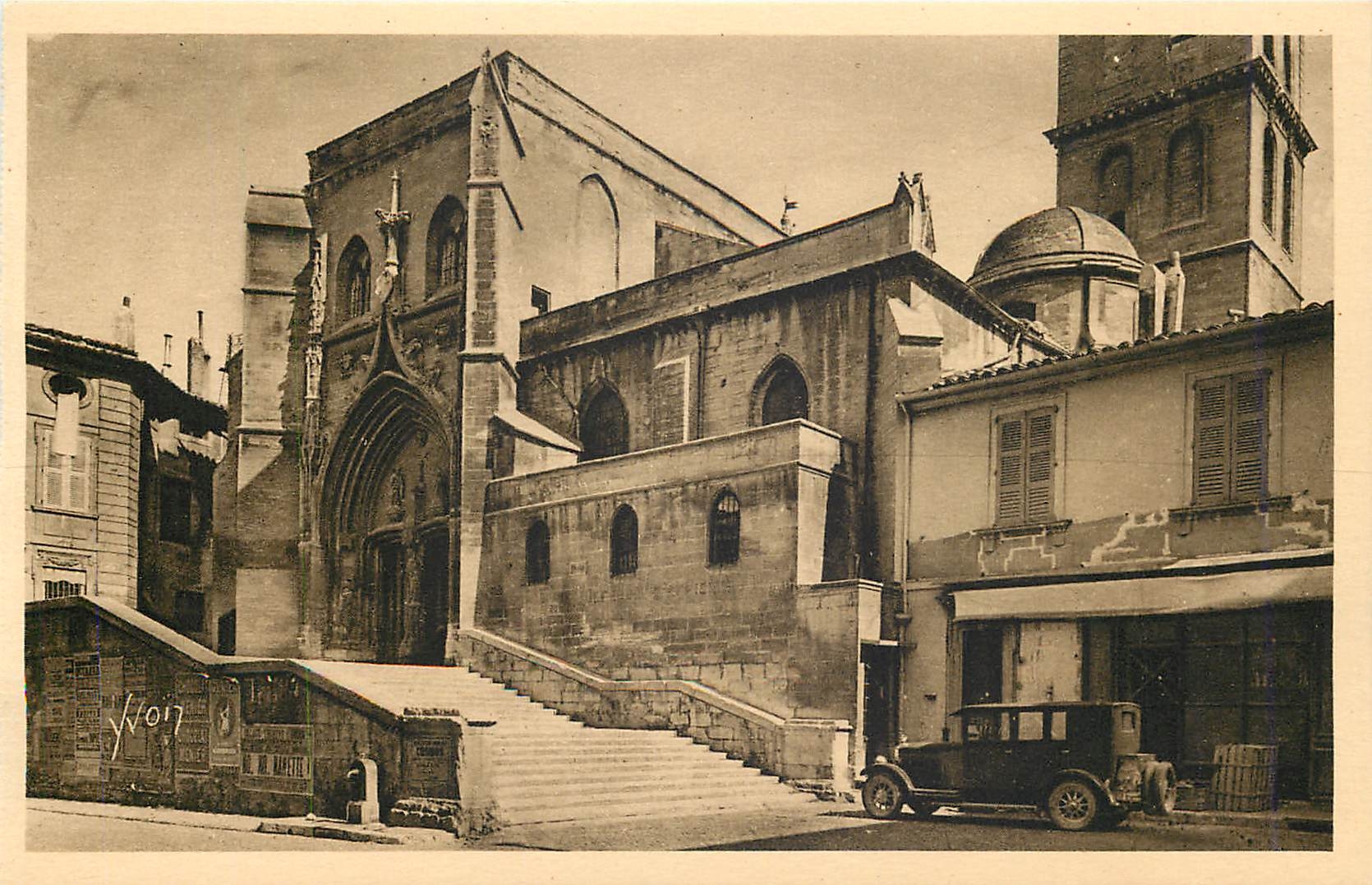 CPA La Douce France Avignon (Vaucluse) Eglise Saint Agricol