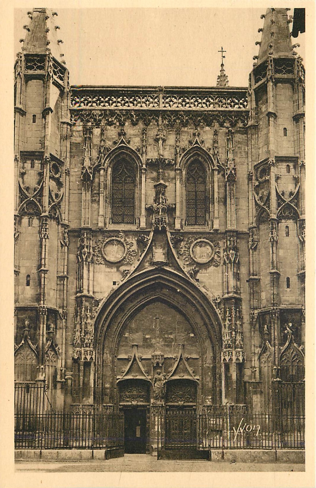 CPA La Douce France Avignon (Vaucluse) Facade de l'Eglise Saint Pierre