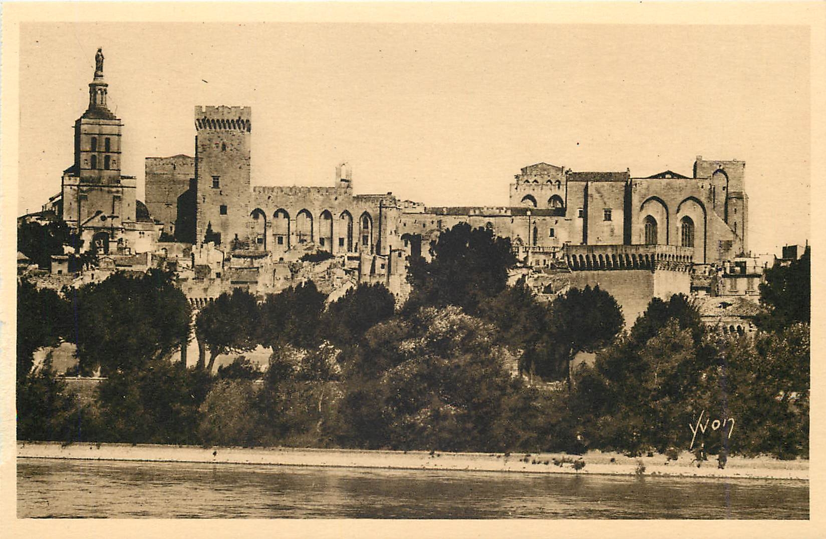 CPA La Douce France Avignon (Vaucluse) Le Palais des Papes vu de la rive droite du Rhone