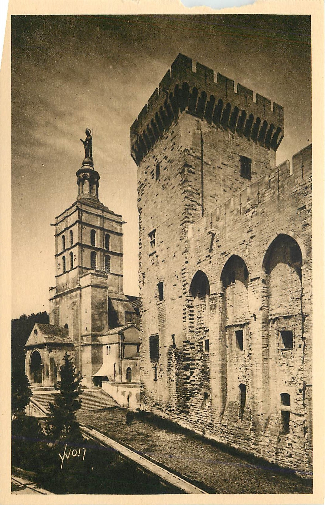 CPA La Douce France Avignon (Vaucluse) Palais des Papes La Cathedrale et la Tour Campagne