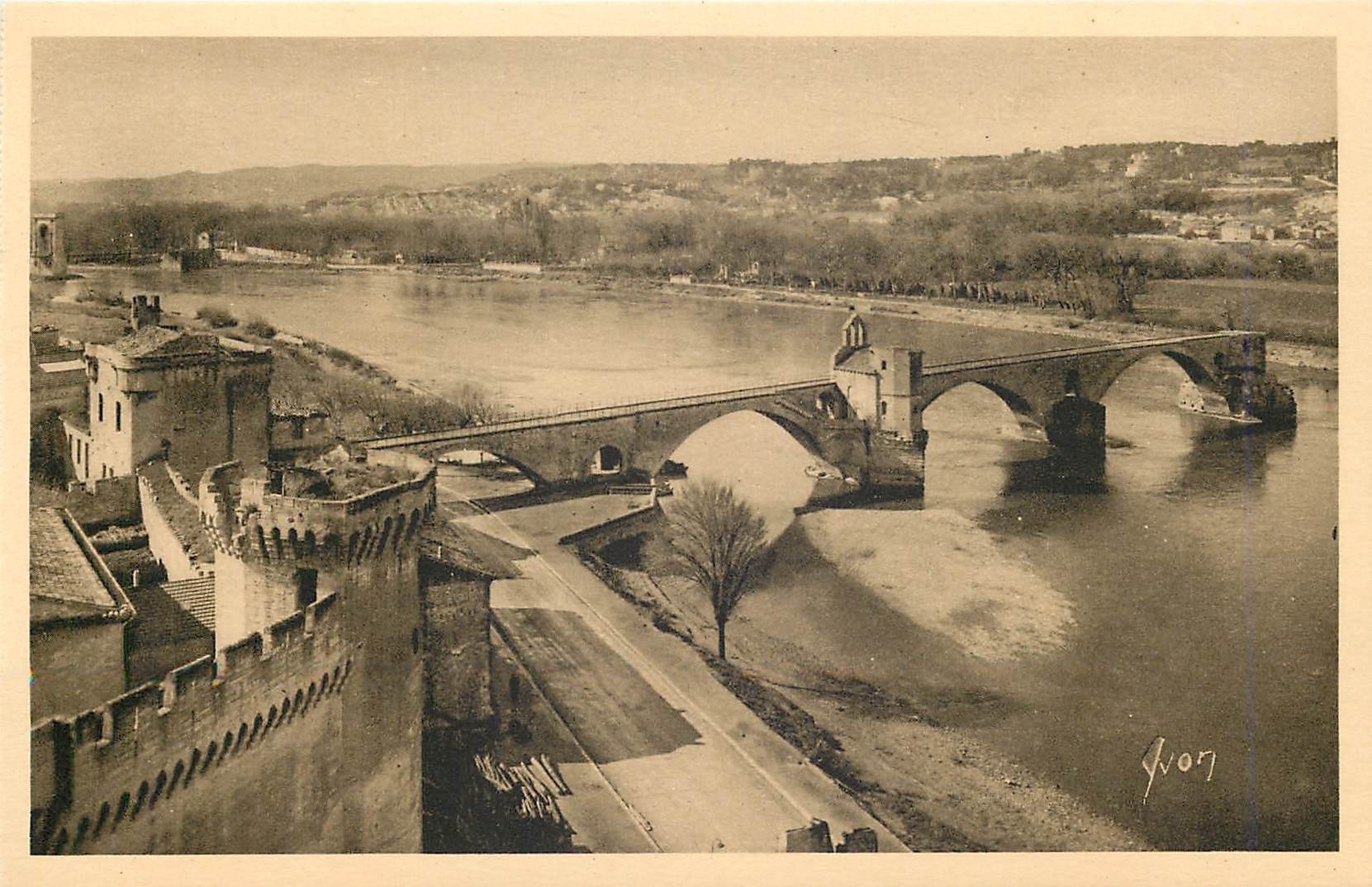 CPA La Douce France Avignon (Vaucluse) Vue generale sur la rive droite du Rhone