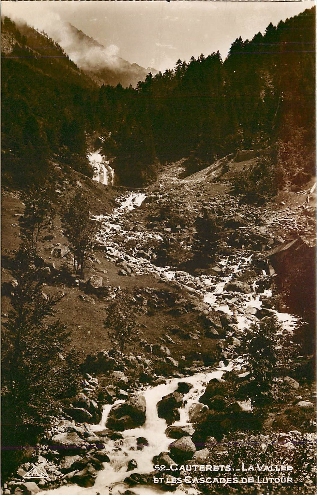 CPA Cauterets La Vallee et les Cascades de Lutour