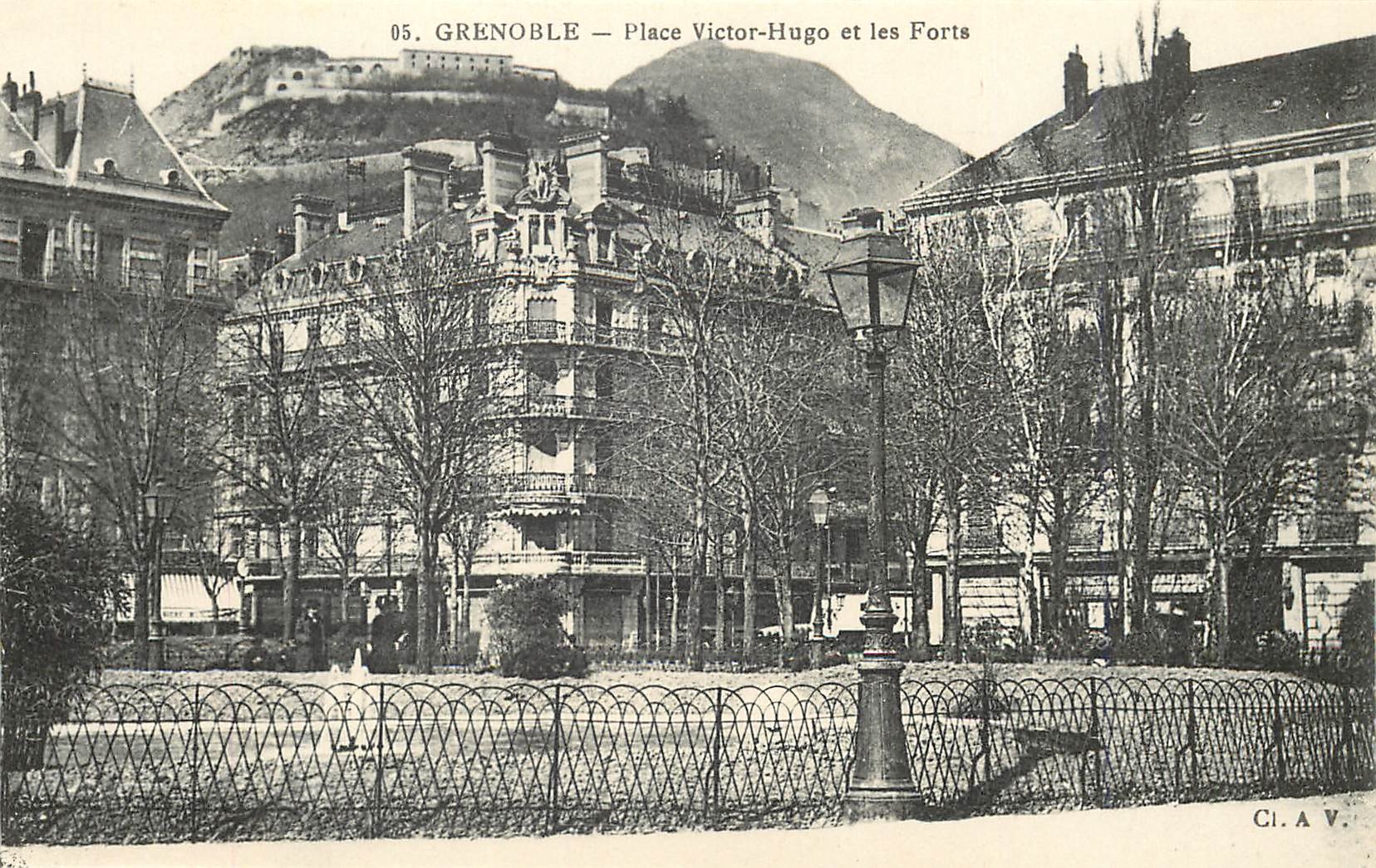 CPA Place Victor Hogo et les Forts