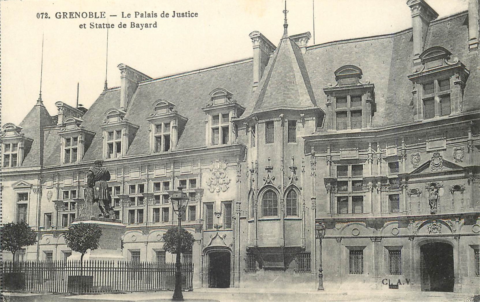 Grenoble — Le Palais de Justice et Statue de Bayard