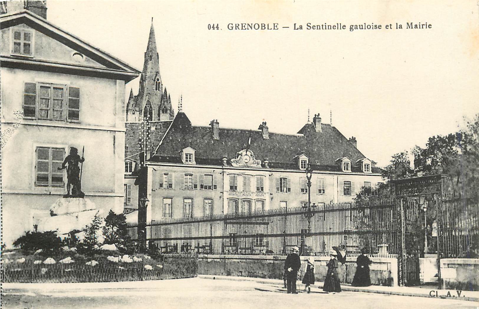CPA Grenoble La Sentinelle gauloise et la Mairie
